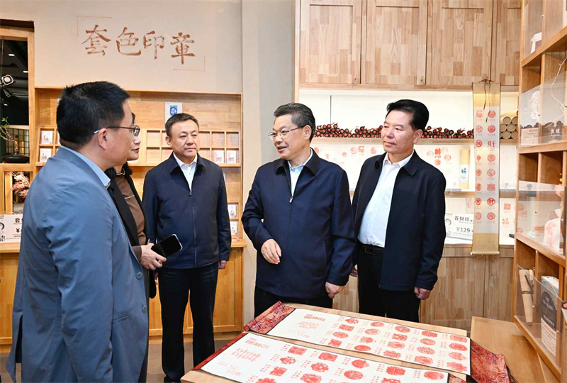 任振鹤在敦煌市调研时强调坚持以文化人以文惠民以文润城以文兴业 为经济社会高质量发展提供最基本最深沉最持久的力量